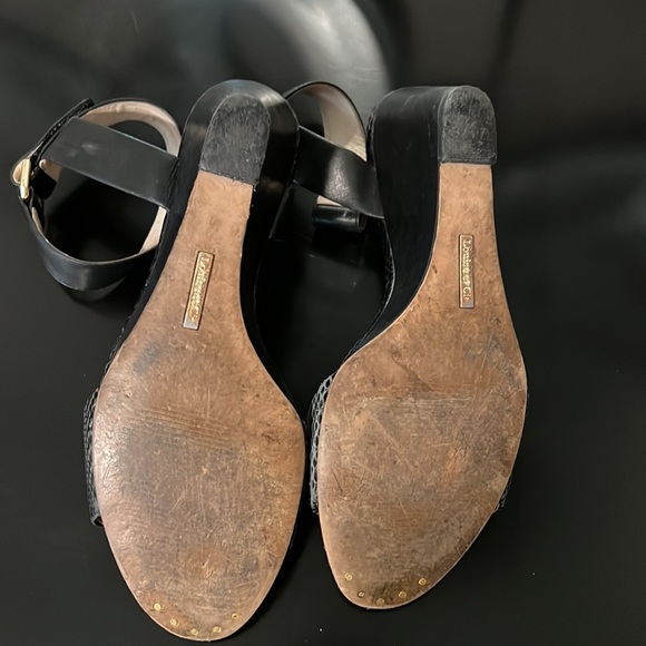 Black Wedge sandal on a faux snakeskin leather look. Ankle strap and gold clasp - Picture 11 of 12